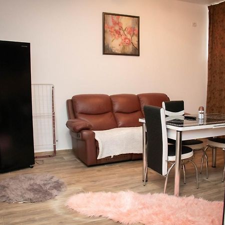 Apartament Capitala Militari Rosu Exterior photo